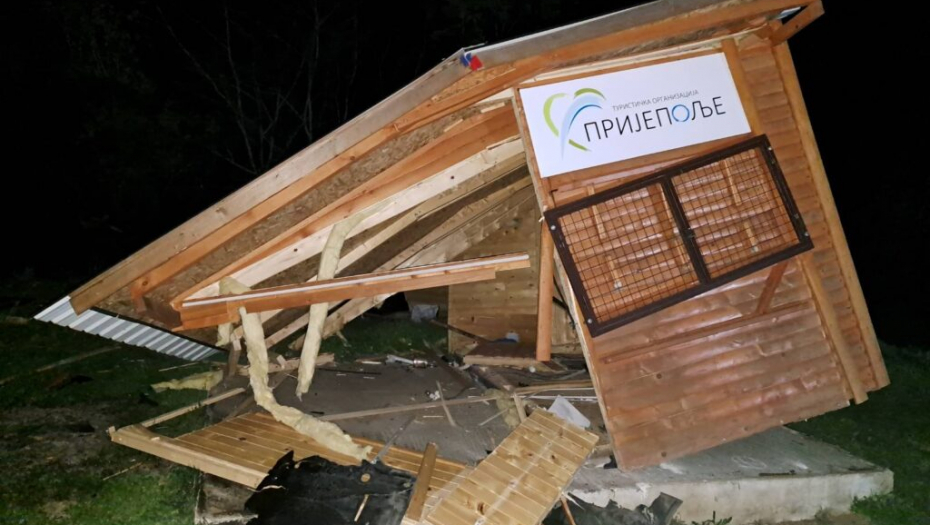 ZAKUCAO SE U TURISTIČKI INFO PULT, PA SLETEO U REKU Stravična saobraćajka u Prijepolju, vozač teško povređen (FOTO)
