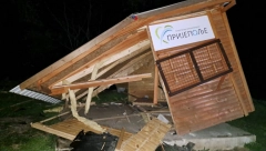 ZAKUCAO SE U TURISTIČKI INFO PULT, PA SLETEO U REKU Stravična saobraćajka u Prijepolju, vozač teško povređen (FOTO)