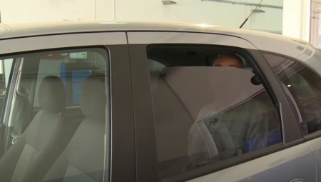 IZ ZATAMLJENOG VOZILA DECI NUDIO NOVAC I VOŽNJU! Građani Banjaluke uznemireni