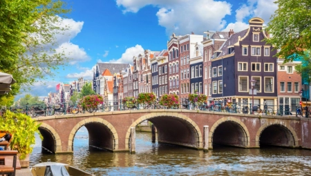 GRAD AMSTERDAM ZAPOSLENIMA ZABRANIO APLIKACIJU KOJU SRBI SVAKODNEVNO KORISTE! Moguće su špijunaže, veliki je rizik od KRIMINALA!