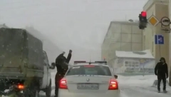 NAJLUĐI SNIMAK KOJI ĆETE DANAS VIDETI Muškarac izašao iz automobila i uradio ono što niko nije ni sanjao