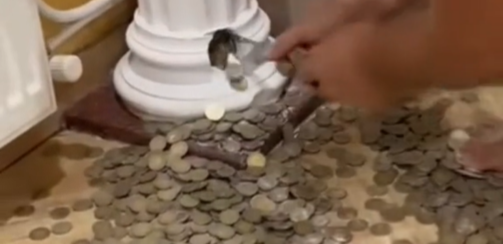 KUPILI 400 GODINA STARU KUĆU, PA PRONAŠLI BOGATSTVO Digli pod u kuhinji, ispod je bilo kraljevsko blago vredno 70 hiljada evra!
