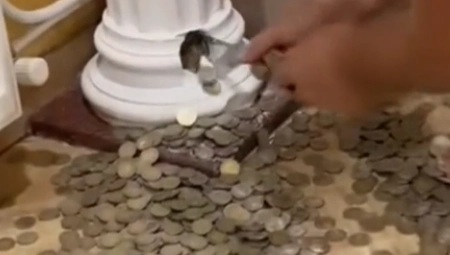 EVRI PADAJU SA SVIH STRANA Čovek uzeo alat i kopao, pa našao skriveno BLAGO u svojoj kući (VIDEO)