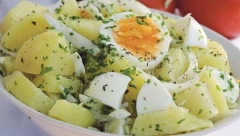 NAJLEPŠE OBROK SALATE OD KROMPIRA Predlozi za brze užine za posao koje se pojedu u trenu