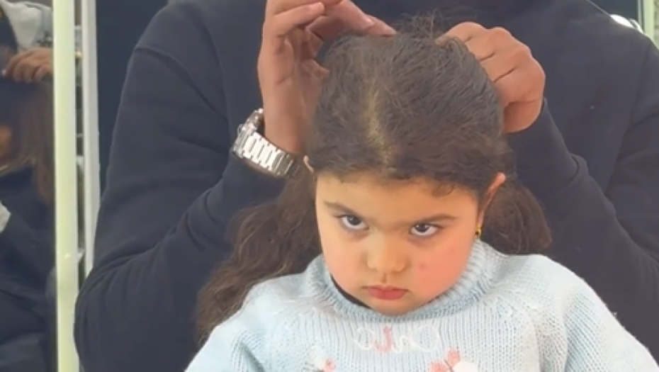 NAMRGOĐENA SELA U STOLICU Frizer je uzeo pod svoje, a ovo je KRAJNJA REAKCIJA devojčice (VIDEO)