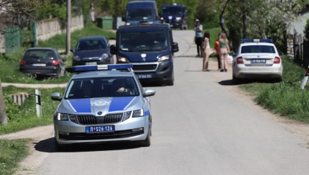INSPEKTORI U KUĆI DANKINOG UBICE Policija žurno iznosi kese pune dokaza (FOTO)