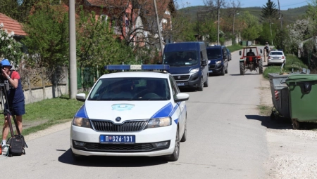 BLOKIRANO GROBLJE NA KOJEM SAHRANJUJU ČOVEKA KOJI JE PREMEŠTAO DANKINO TELO Policija zaustavlja sve automobile, na snazi opsadno stanje