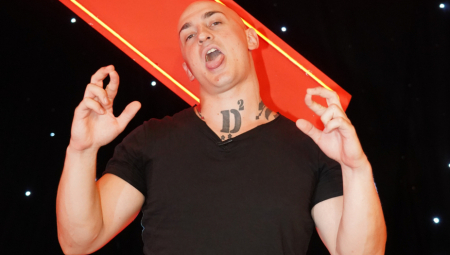 DA IDEM SA POLUPANCIMA NA RINGIŠPIL?! Desingerica pobesneo, žestoko odbio da učestvuje na Evroviziji