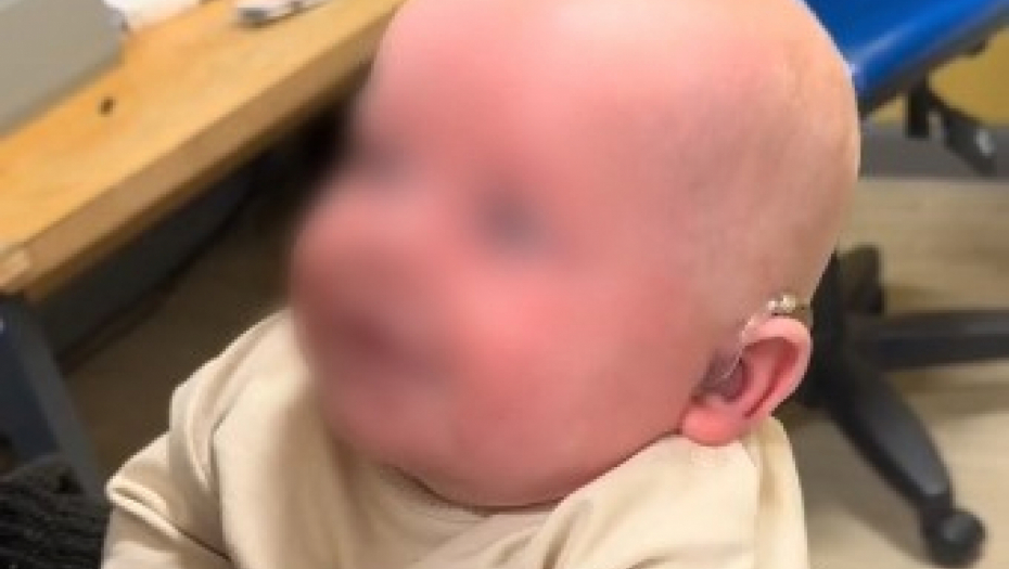 BEBA ROĐENA SA OŠTEĆENJEM SLUHA Njegova reakcija na mamin glas će vam ulepšati dan! (VIDEO)