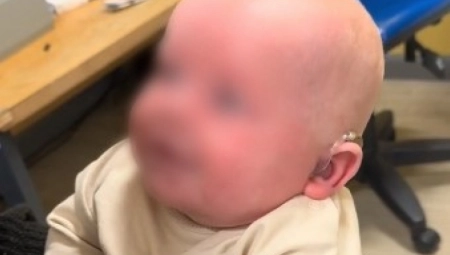 BEBA ROĐENA SA OŠTEĆENJEM SLUHA Njegova reakcija na mamin glas će vam ulepšati dan! (VIDEO)