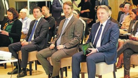 PAMETNI GRADOVI STIŽU U SRBIJU U Kragujevcu otpočelo crtanje mape puta za razvoj moderne infrastrukture