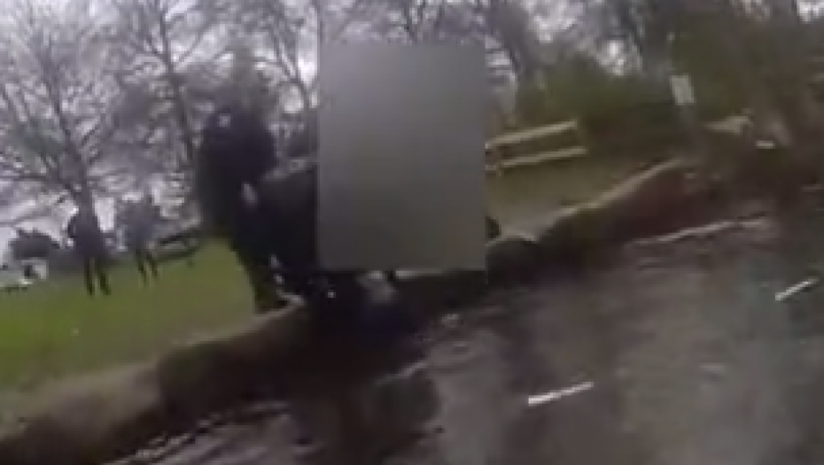 DRAMA U AMERICI, POLICAJAC VIDEO DEVOJKU KOJA SE DAVI Bez razmišljanja skočio u vodu (VIDEO)