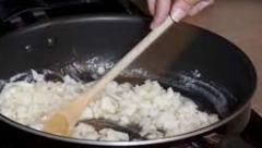 SMRDI VAM CELA KUĆA KAD PRŽITE LUK? Ako dodate ovaj sastojak, problem nestaje kao rukom odnešen