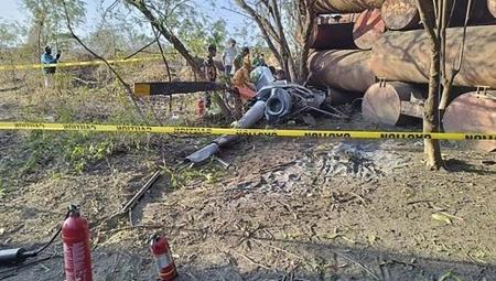 POGINULI PILOTI Srušio se helikopter za obuku (FOTO)