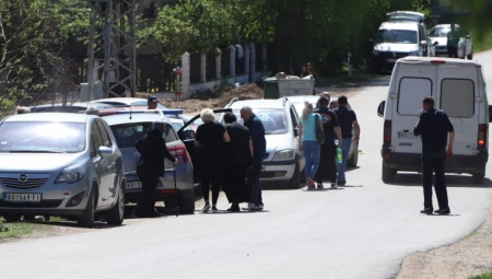 POČELA SAHRANA ČOVEKA KOJI JE PREMEŠTAO DANKINO TELO Selom se prolama jauk majke (FOTO)