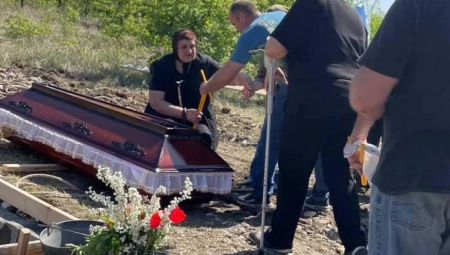 MAJKA SEDI PORED SANDUKA I PLAČE Prve fotografije sahrane zločinca koji je priznao da je premestio Dankino telo (FOTO)