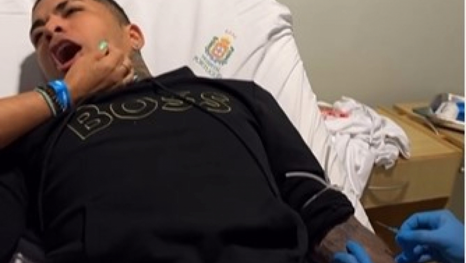 INFLUENSERI UČESTVOVALI U BIZARNOM IZAZOVU, PA ZAVRŠILI U BOLNICI Povrede koje su zadobili su stravične!