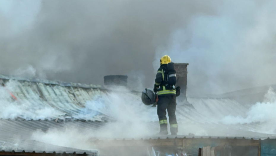 GORI RESTORAN "KOMUNA"! Vatrogasci se bore sa vatrenom stihijom - plamen GUTA SVE PRED SOBOM! (VIDEO)