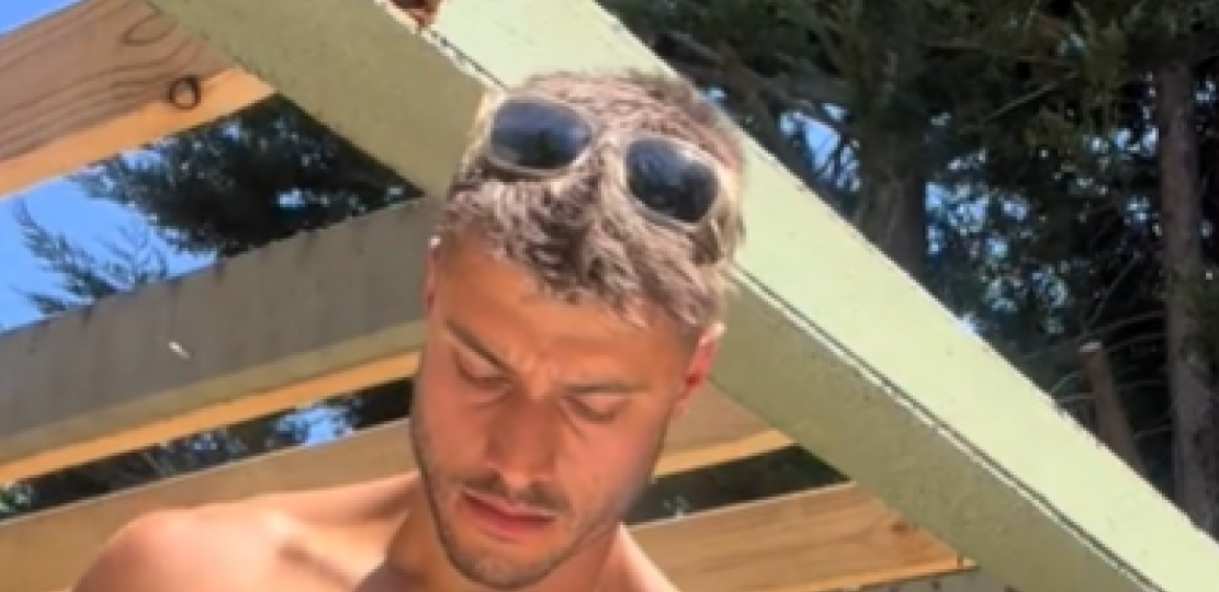 "MOJE STEPENICE TREBA POPRAVITI" Žene odlepile za zgodnim STOLAROM, kad ga vidite BEZ MAJICE neće vam biti dobro (VIDEO)