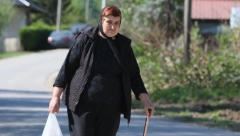 MAJKA MONSTRUMA DAN NAKON SAHRANE Prošetala u crnini i poručila je samo jedno