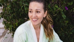 SELA NA LADAN BETON I JEDE JABUKU Jelena Đoković pozirala na ulicama Monte Karla, a stajling za čistu desetku