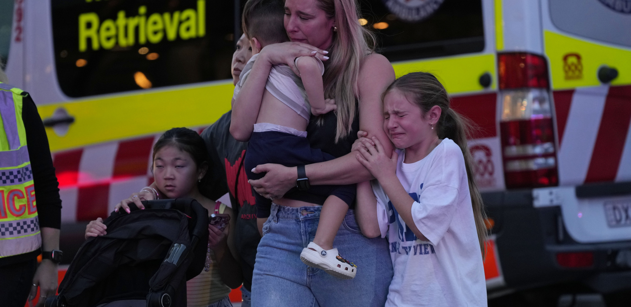 NAJNOVIJI DETALJI NAPADA U AUSTRALIJI Najmanje šest osoba, uključujući napadača poginulo (FOTO)