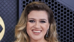 ZA ŽENE KOJE NE VOLE HALJINE, TU JE KOMBINEZON Keli Klarkson dokazala da je ovo idealan model za prelaznu sezonu, stoji kao saliven!