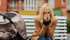 GEST OVOG PARA ĆE VAM NATERATI SUZE NA OČI Ženu izbacio muž na ulicu sa malom bebom, a onda su se pojavili ONI i uradili divnu stvar