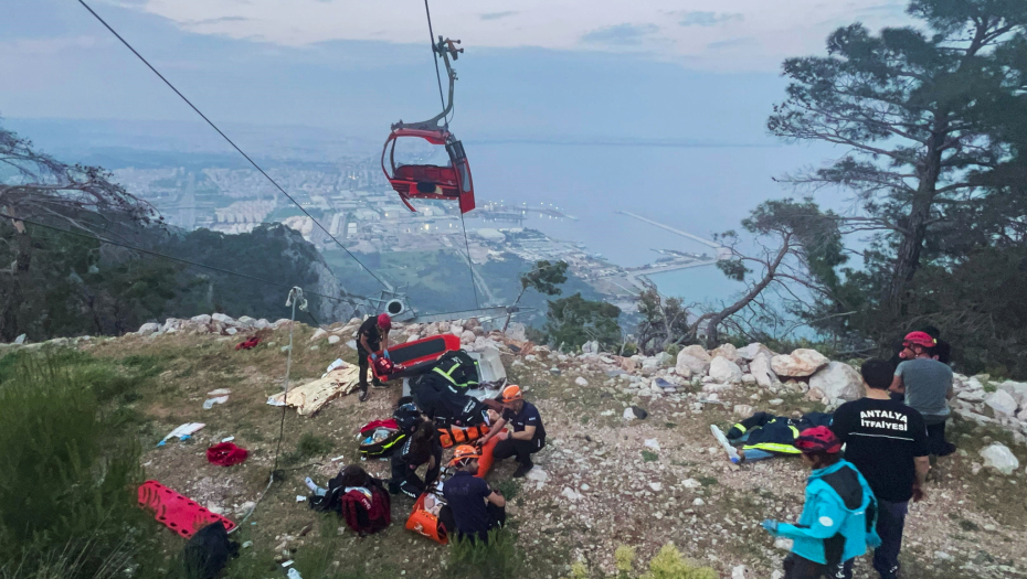 SMEJALE SE, ONDA JE ODJEDNOM ČUO VRISAK Snimljen trenutak pre pada žičare u Antaliji (VIDEO)