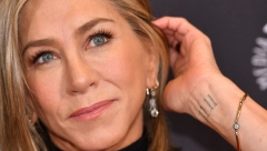 DŽENIFER ANISTON NASRED ULICE POLILI ODVRATNOM TEČNOŠĆU  Prolaznici ostali u šoku, a ovo je pozadina svega