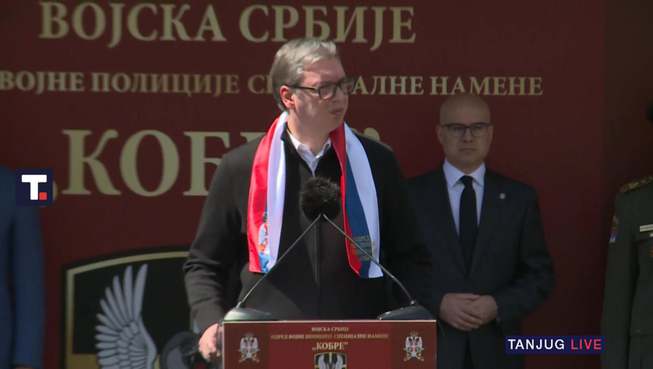 ČUVAMO OTADŽBINU Vučić poručio "Kobrama" - Reč "teško" neću da čujem