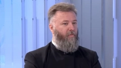 "MENE SUPRUGA PERE, SPREMA MI HRANU, MESI KOLAČ“: Otac Predrag Popović izazvao raspravu govoreći o svom braku