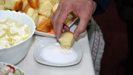 OVAJ STARI SRPSKI OBIČAJ LEDI KRV U ŽILAMA Vezan je za gostoprimstvo, muškom gostu se dozvoljavala jedna stvar koja je danas nezamisliva!