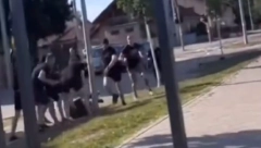 ISPLIVAO SNIMAK Brutalna tuča "grobara“ i "firmaša“ u Novom Sadu, jedan leži na zemlji, drugi ga udaraju (VIDEO)