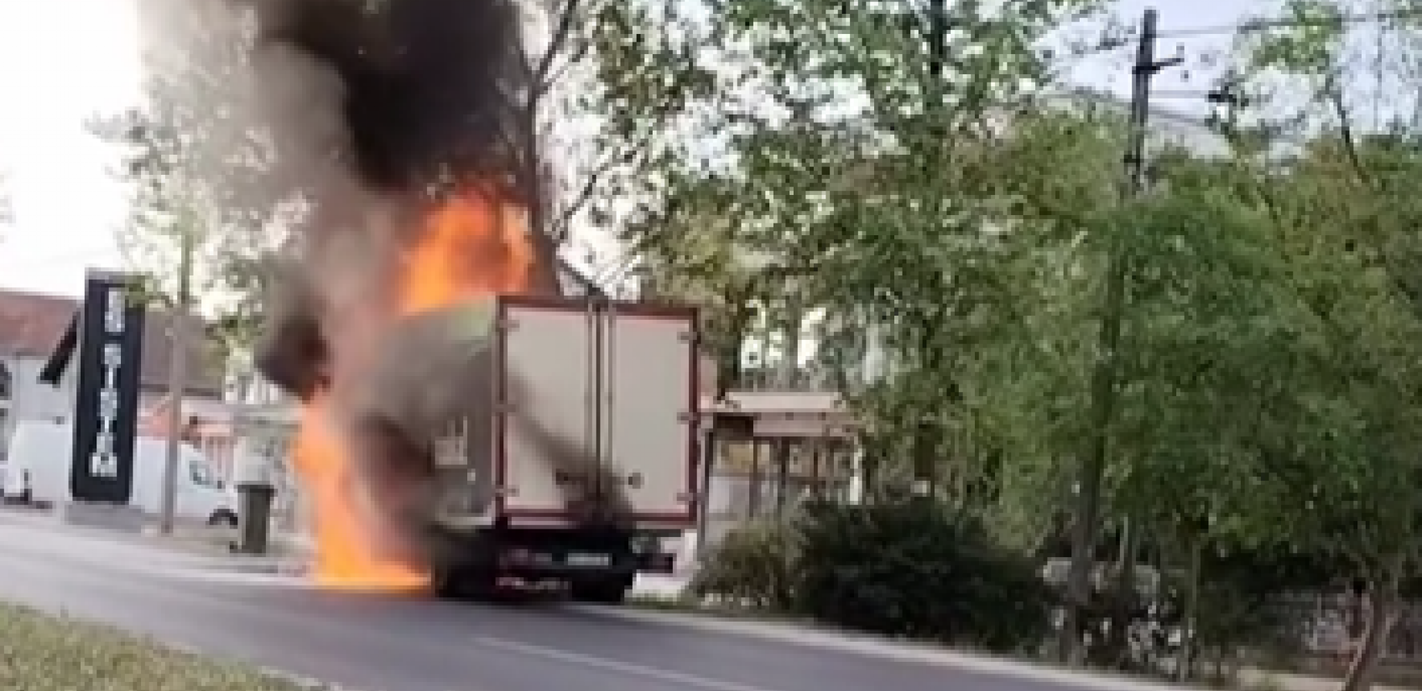 GORI KAMION U NOVOM SADU Crni dim se diže u nebo