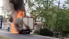 GORI KAMION U NOVOM SADU Crni dim se diže u nebo
