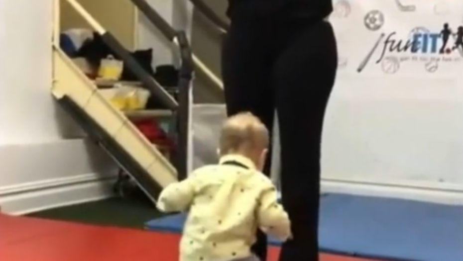 SLUŠA VIOLINISTKINJU KAO HIPNOTISAN Ovo je najslađi snimak koji ćete danas videti (VIDEO)
