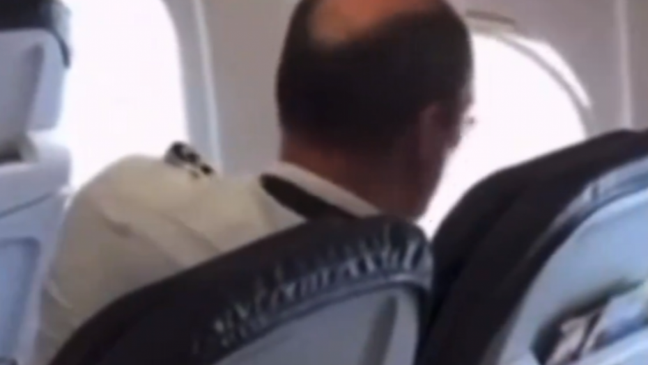 PUTNICI SE SLEDILI OD STRAHA Pilot izašao iz kabine, pa uradio nešto zbog čega su se svi PRESTRAVILI (VIDEO)