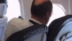 PUTNICI SE SLEDILI OD STRAHA Pilot izašao iz kabine, pa uradio nešto zbog čega su se svi PRESTRAVILI (VIDEO)