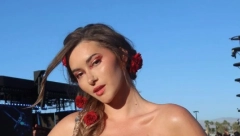 SVE ŽENE ŽELE NJEN STAJLING Modna ikona Madlin Vajt očarala na čuvenom festivalu, njeno ime će se dugo pamtiti
