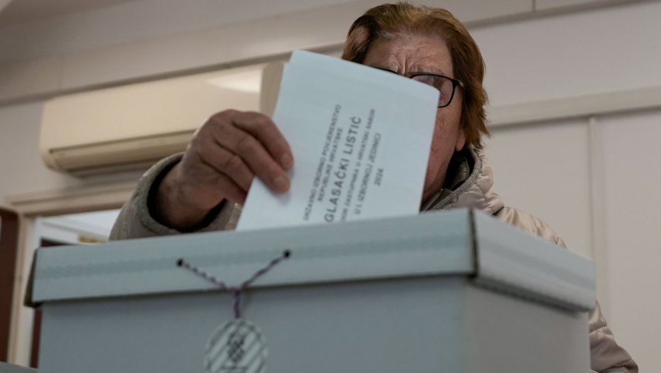 HRVATI DANAS NA BIRALIŠTIMA Glasaju na parlamentarnim izborima (FOTO)