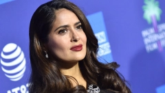 IZGLEDA KAO BOGINJA Glumica objavila sliku u bikiniju i svi su oduševljeni kako je zgodna u 57. godini