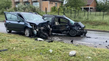 SUDAR TRI VOZILA KOD TOPOLE Ima povređenih, Hitna ih prevezla u KC Kragujevac