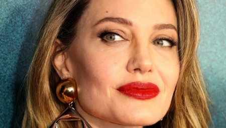 ANĐELINA DŽOLI POKAZALA NOVU TETOVAŽU Boginja lepote iznenadila publiku na premijeri ovim detaljem, evo gde se nalazi