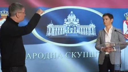 ĆUTA DIVLJAO U SKUPŠTINI, NAPAO JE ANU BRNABIĆ! Opozicija opet pravila cirkus pred obraćanje predsednice Skupštine!