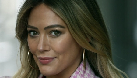 IZAĐI VEĆ JEDNOM BEBO! Hilari Daf pokazala način na koji pokušava da izazove porođaj, ovo sigurno niste videli