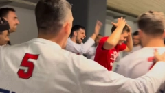 PRAVA FEŠTA Ovako se slavi rođendan: Potpuno ludilo u svlačionici Olimpijakosa, saigrači iznenadili Petruševa