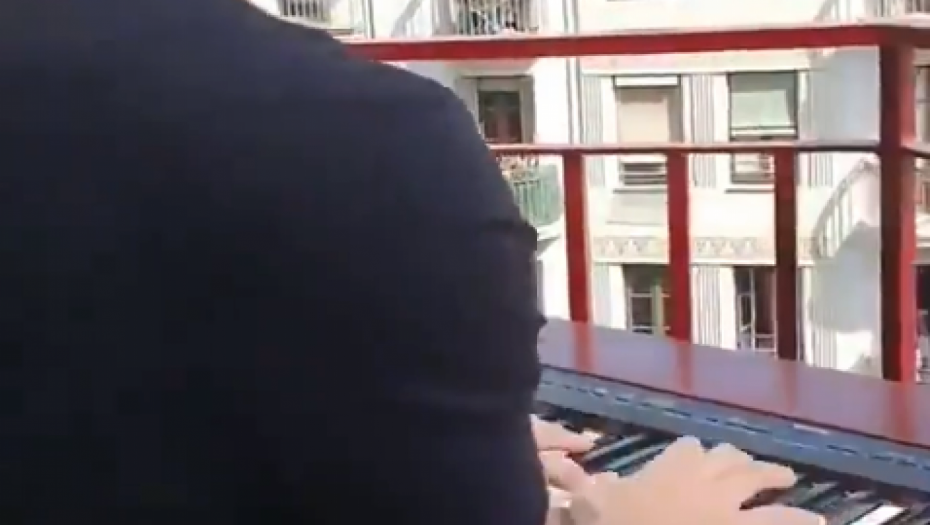 GROMOGLASAN APLAUZ SE ORIO BARSELONOM Pijanista izneo klavir na balkon, zasvirao poznatu numeru, a onda se desilo nešto neočekivano (VIDEO)