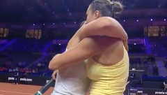 SUZE KOJE SU POGODILE TENISKI SVET Zbog povrede predala, pa se isplakala na Sabalenkinom ramenu (VIDEO)