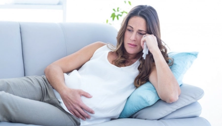 "NE OČEKUJEM DA BUDEM POVLAŠĆENA, ALI NEKI ME SA GAĐENJEM GLEDAJU ŠTO SAM TRUDNA!" Studentkinje u blaženom stanju doživele PAKAO!